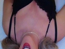 Crossdresser caliente en lencería se da placer con un vibrador