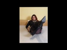 Invierno en el jardín: conjunto con botas negras y pantimedias