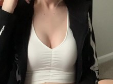 Transgirl colgada se corre duro en su silla gamer