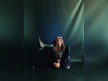 A Mira le encanta el látex y un buen ejercicio para su ojete