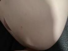 Subby trans puta toma el enorme consolador con correa de su esposa mientras gime