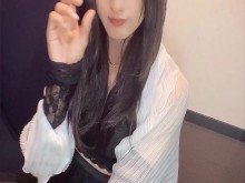 Vídeo individual Un vídeo de una travesti de larga melena negra masturbándose tranquilamente