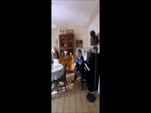 Julia Cool Shoe colgando de nailon debajo del denim