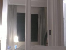 Estaba muy cachondo durante el viaje, así que entré en la habitación del hotel.