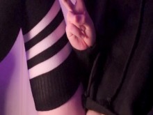 Femboy se anuda y se corre por todos los muslos