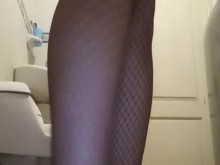 Raven femboy moviendo su culote en el baño