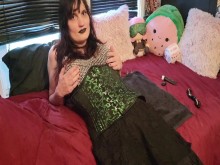 Chica trans en corsé verde de cerca corrida