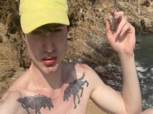 BUENA PEQUEÑA PERrita TRANS APLICANDO SU LÁPIZ LABIAL EN PLAYA DEL AMOR.