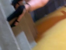 Puta en minifalda enseñando las nalgas