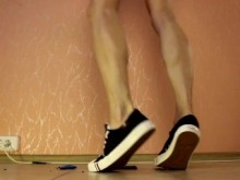 LA GIGANTE TRANNY AMANDA APLASTA COCHES DE METAL CON ZAPATILLAS Y PANTALONES CORTOS BLANCOS - 1 (CRUSH FETISH)