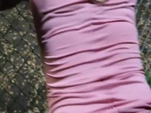 Sissy se mete un consolador en el culo en un parque público y recibe ayuda de un hombre para usar el consolador rosa en ella