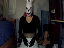 ¡Conejito mayo parte 1! ¡La niña enmascarada juega con su máscara de conejo blanco y su cuerpo de goma!