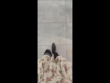 Femboy se prueba un vestido en el probador
