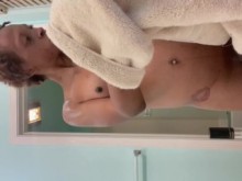 Yo frotándome en la ducha tocando mi polla tocando mi culo este es el primer video de ducha que hice