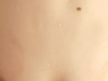 Inesperada 1/3 DUCHA DORADA: su primera lluvia dorada, le riega el culo y a ella le gusta