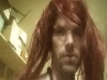Crossdresser mostrando cuerpo y corriéndose!!!
