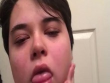 cara de bebé femboy garganta consolador mientras papá no está