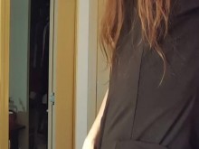 Pequeña novia gótica trans ordenada se corre por todo su vestido