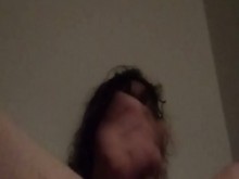 Transgirl adelgazando semen sobre ella desnuda, dedos en el culo y comiendo semen
