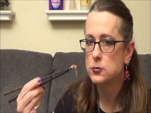 Linda chica trans gótica comiendo ensalada de calamares