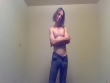 Transgirl preoperatoria en topless solo con jeans, excitada | Autofotografía posando