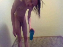 Transgal Hottie sucia desnuda tomando de una taza de su propia orina