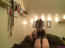 ts punk muestra pies y medias en la webcam VISTA PREVIA