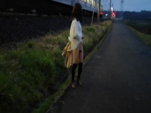 Travesti japonés exhibiéndose en público en el ferrocarril