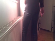 Fumando en mi nuevo pantalón de cuero