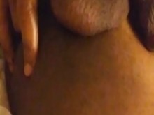 Tocando mi culo apretado para dejar espacio para un consolador