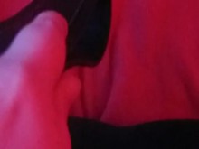 Masturbándose, usando la mano y el cinturón y luego azotando su culo con el cinturón