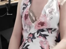 Me aburrí así que comencé a acariciar mi gran polla de niña.