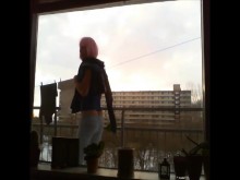 Anouk tranny slut colgando ropa al aire libre