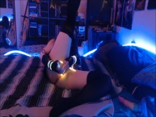 Raver Femboy rellena el culo con barras luminosas