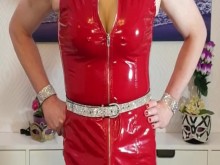Sissy Lucy masturba su gran polla sin cortar con un vestido de PVC con grandes tetas