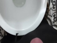 meando en un baño publico