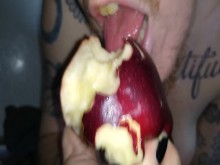 Manzanas, fetiche de comida FTM con provocaciones y juego con los pezones, tranquilo