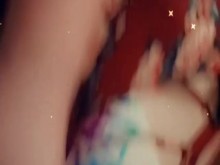 Viendo porno en lencería divertida