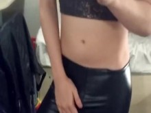 pantalones cortos de bicicleta ajustados con efecto mojado para chica trans
