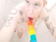Rainbow Mamada Cachonda Trans Queer Hombre Chupando Rainbow Dick POV Consolador Muy Salivante