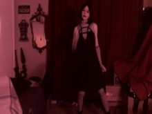 Chica trans amateur Elyza bailando y provocando