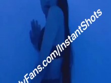 Joven trans se desnuda y baila desnuda