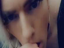 Sissy chupa suavemente la polla del consolador