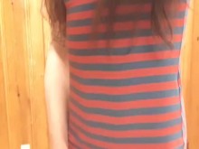 Vestido con anillo para el pene y mariquita enchufada