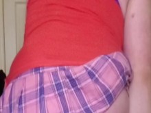 Mini falda Sissy monta un consolador gigante BBC