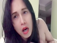 Ladyboy sexy le encanta chupar su consolador