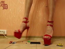 LA GIGANTE TRANS AMANDA APLASTA COCHES DE JUGUETE CON TACONES ALTOS Y UN VESTIDO ROJO-1 (CRUSH FETISH)