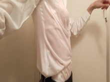 Tomar una ducha mientras se viste. (se ve el sujetador rosa a través de la blusa)