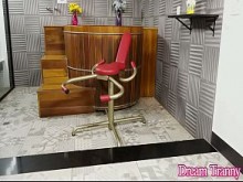 Trans Hottie Helena Luiza golpea su juguete de niño flaco