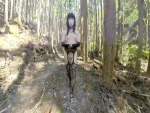 Camina desnudo por el bosque.